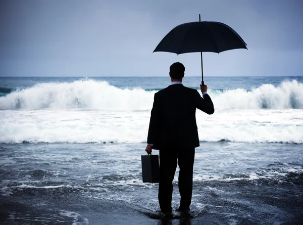 Hombre de negocios frente al concepto de tormenta —  Fotos de Stock