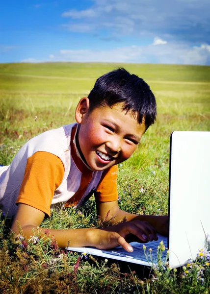 Μογγολικό αγόρι με Laptop — Φωτογραφία Αρχείου