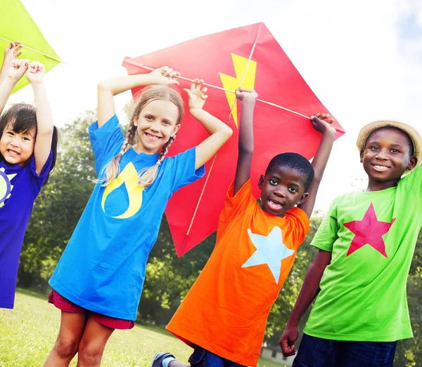 Kinderen met vliegende Kite — Stockfoto