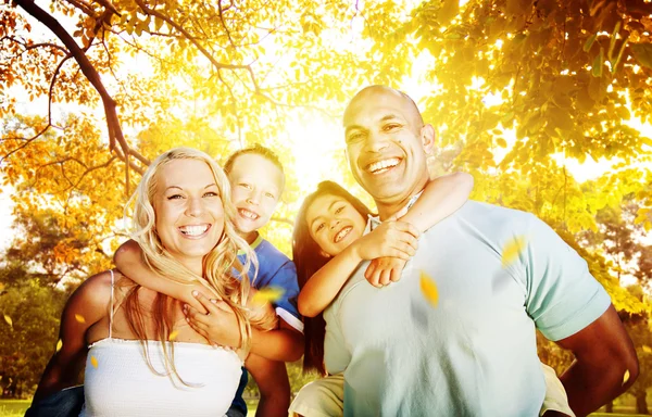 Família brincando ao ar livre — Fotografia de Stock