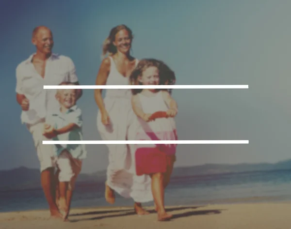Familia en la playa en concepto de vacaciones — Foto de Stock