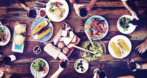 Amigos Comer al aire libre — Foto de Stock