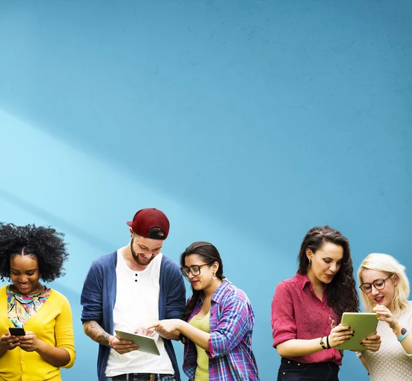 Estudiantes universitarios que utilizan dispositivos inalámbricos — Foto de Stock