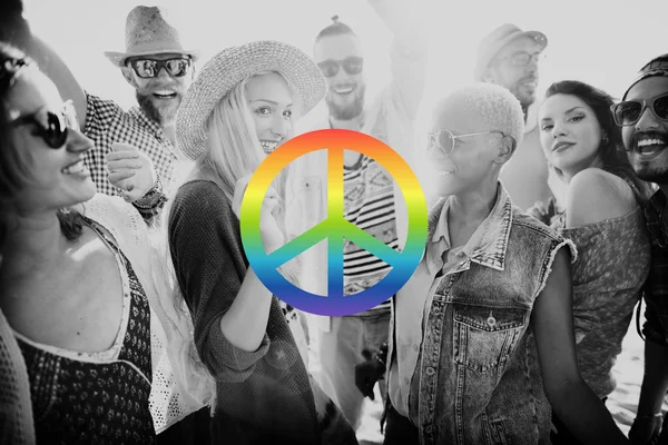 neşeli arkadaşlar Kumsal Partisi dışarı asılı