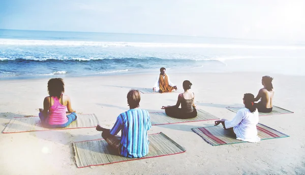 Människor gör utövandet av yoga — Stockfoto