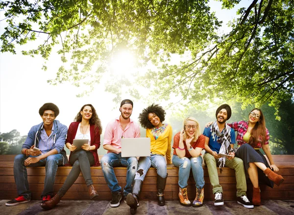 Étudiants gais dans le parc du collège — Photo