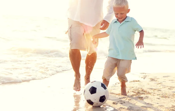 Vater und Sohn spielen Fußballkonzept — Stockfoto