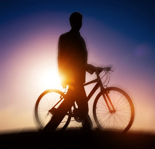 İşadamı, açık havada bisiklet ile — Stok fotoğraf