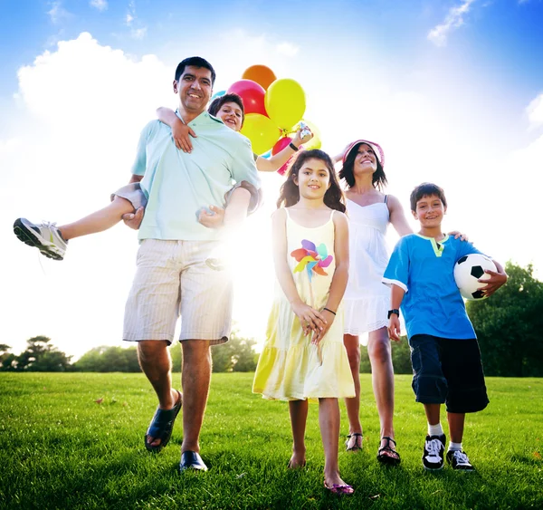 Familia con globos — Foto de Stock