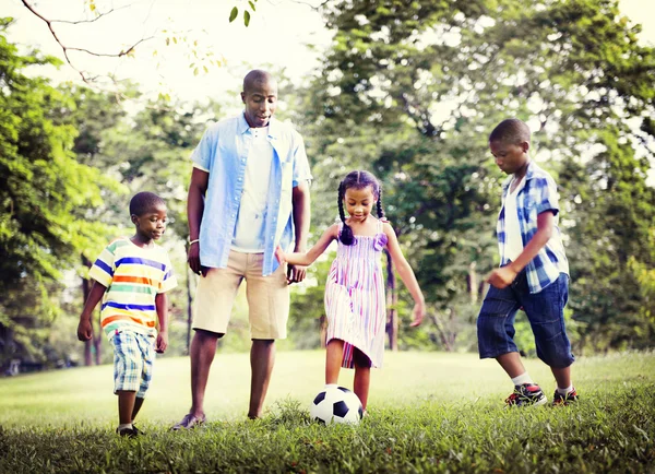 Pai e seus filhos e filha jogando futebol — Fotografia de Stock