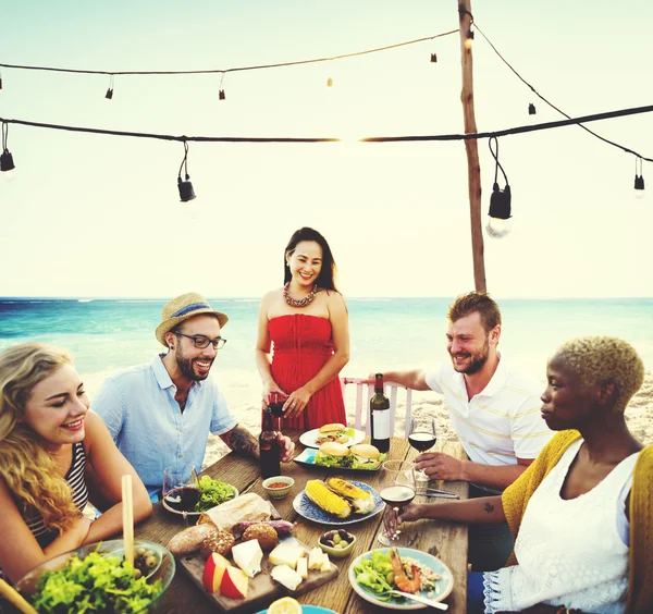 Amigos Jantar na praia — Fotografia de Stock