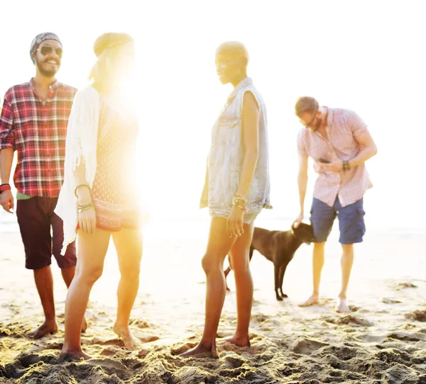 Amigos felizes se divertindo na praia — Fotografia de Stock