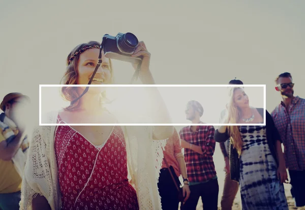 Amis heureux sont photographiés sur la plage — Photo