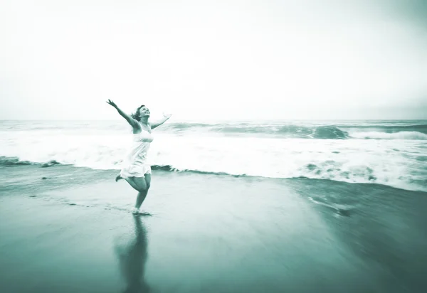 Giovane donna spiaggia concetto — Foto Stock