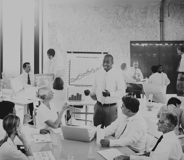 Mensen uit het bedrijfsleven bij de presentatie in het kantoor — Stockfoto