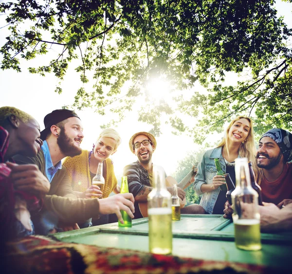 Freunde hängen bei Outdoor-Party ab — Stockfoto