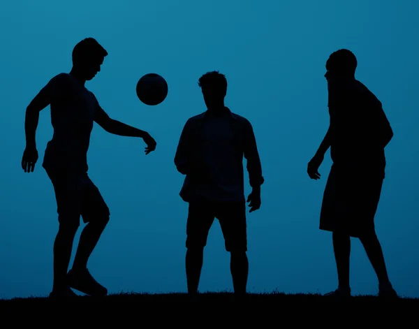 Gente activa jugando fútbol — Foto de Stock