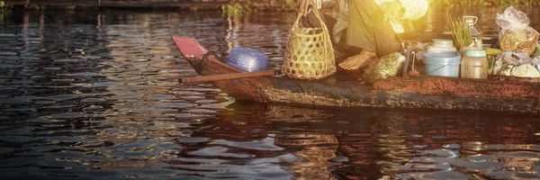 Person im Boot auf schwimmendem Markt — Stockfoto