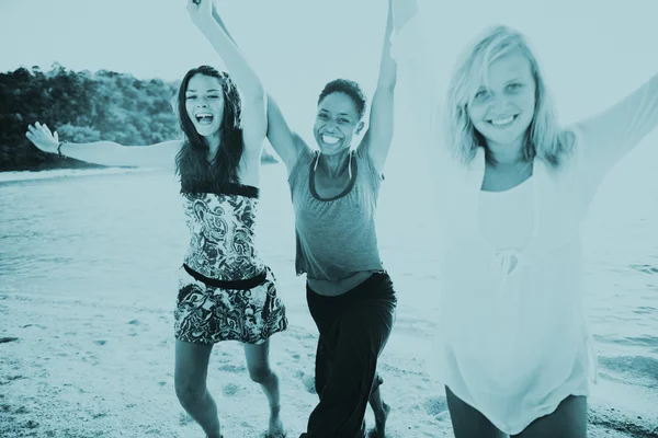 Tres mujeres divirtiéndose en la playa — Foto de Stock