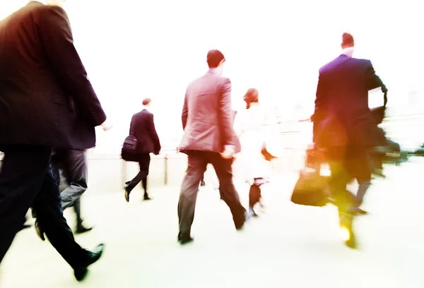 People walking across street — Stock Photo, Image