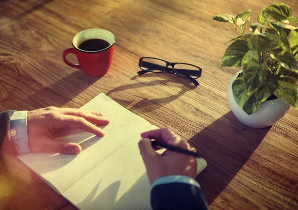 Homem escrevendo no caderno — Fotografia de Stock