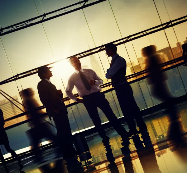 Empresarios en la reunión en la oficina — Foto de Stock