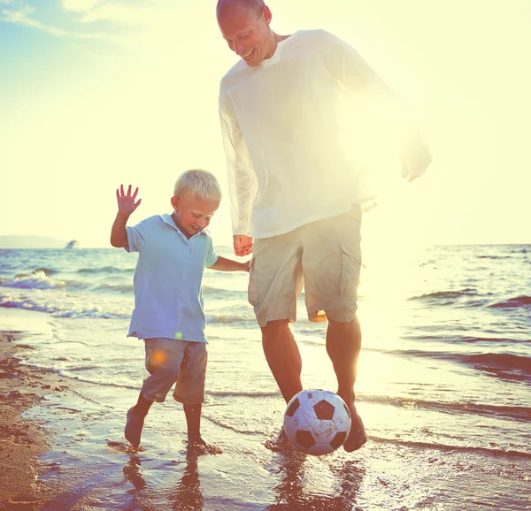 Far och Son spelar fotboll koncept — Stockfoto