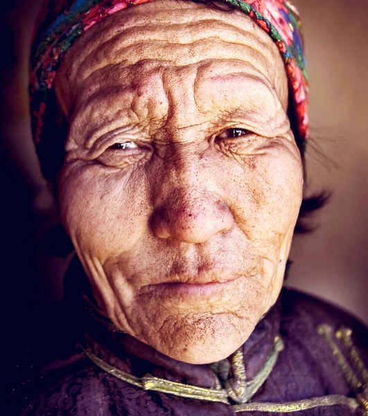 Mongoolse vrouw en jurk — Stockfoto