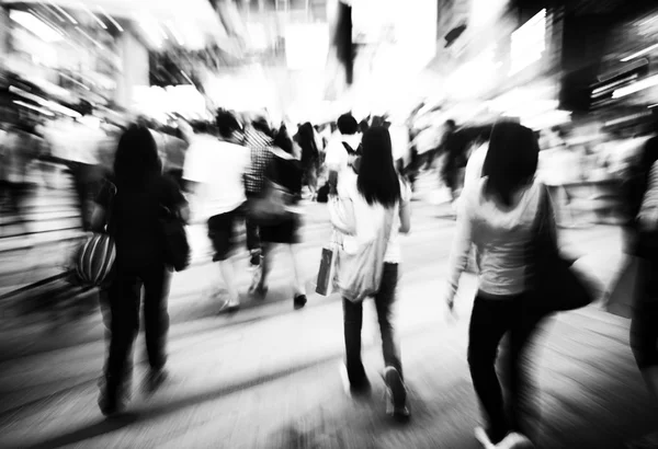 People walking across street — Stock Photo, Image
