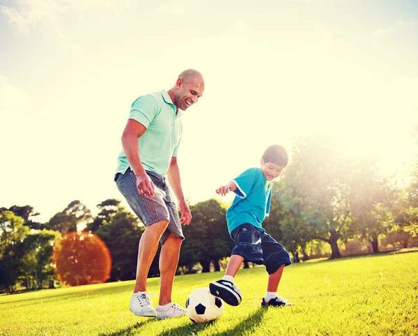 Junge spielt mit Vater — Stockfoto