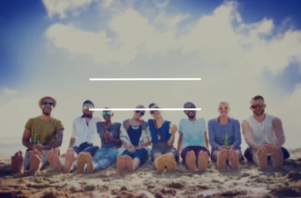 Amigos felices en la playa — Foto de Stock