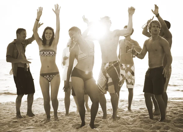 Amici appendere fuori sulla festa in spiaggia — Foto Stock