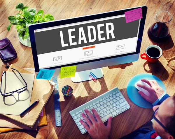 L'uomo che utilizza il computer e Leader Concept — Foto Stock