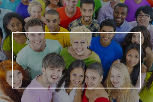 Junge Menschen unterschiedlicher Herkunft zusammen — Stockfoto