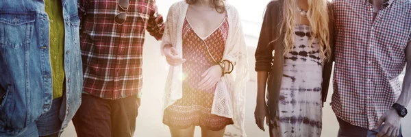 Gelukkig vrienden hebben plezier op het strand — Stockfoto