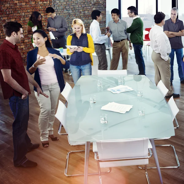 Geschäftsleute reden im Büro — Stockfoto