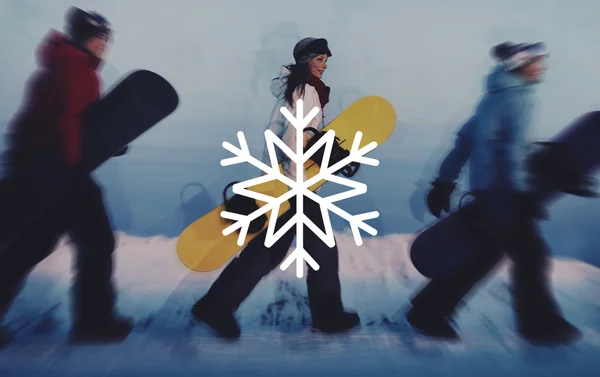 Amigos con tablas de snowboard en montaña —  Fotos de Stock