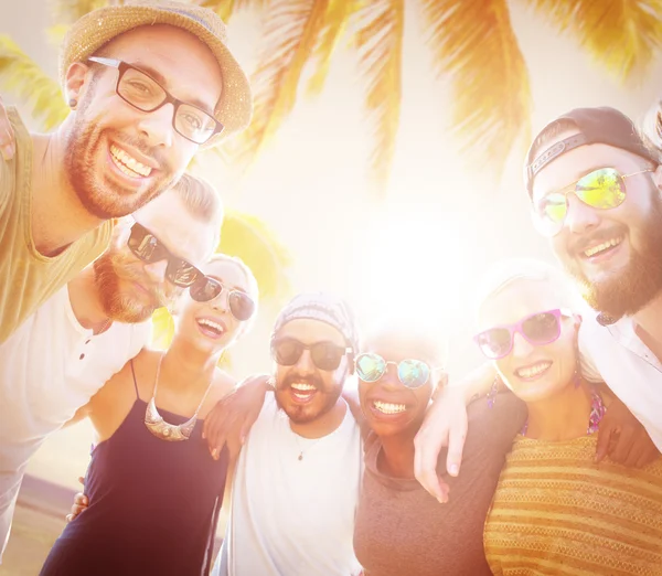 Vänner umgås på beach party — Stockfoto