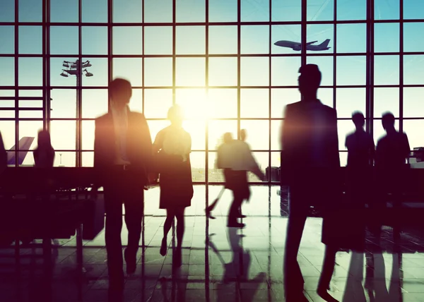 Le silhouette delle persone in aeroporto — Foto Stock