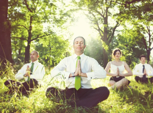 Affärsmän mediterar — Stockfoto