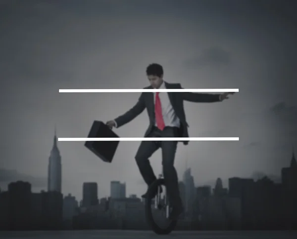 Бізнесмен їде на одному велосипеді колеса — стокове фото