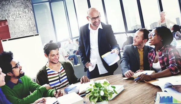 Studenten studeren in het klaslokaal — Stockfoto