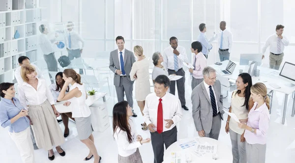 Les gens d'affaires travaillant dans le bureau — Photo