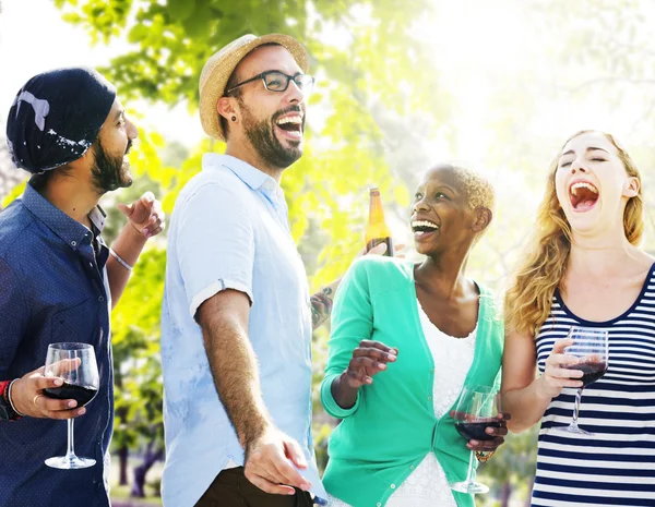 Vrienden opknoping uit bij Outdoors partij — Stockfoto