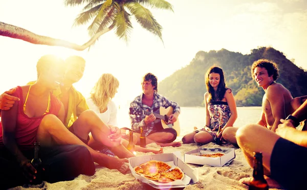 Amigos y concepto de vacaciones de verano — Foto de Stock