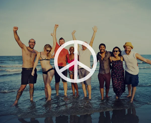 Amigos en la playa en verano —  Fotos de Stock