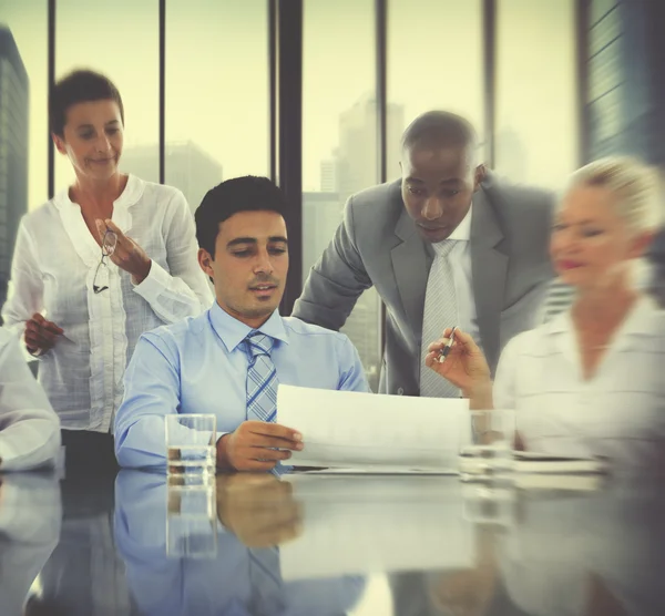 Gruppe von Geschäftsleuten bei einem Firmentreffen — Stockfoto