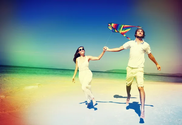 Couple at Beach flying Kite Concept — Stock Photo, Image