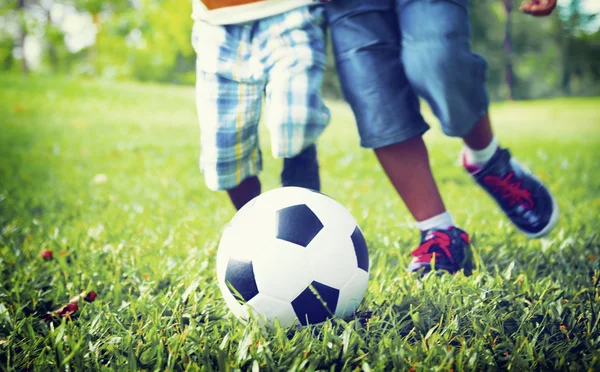 Irmãos jogando bola — Fotografia de Stock