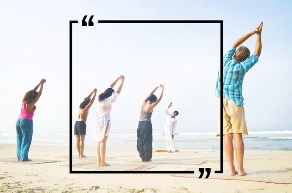 Människor gör utövandet av yoga — Stockfoto